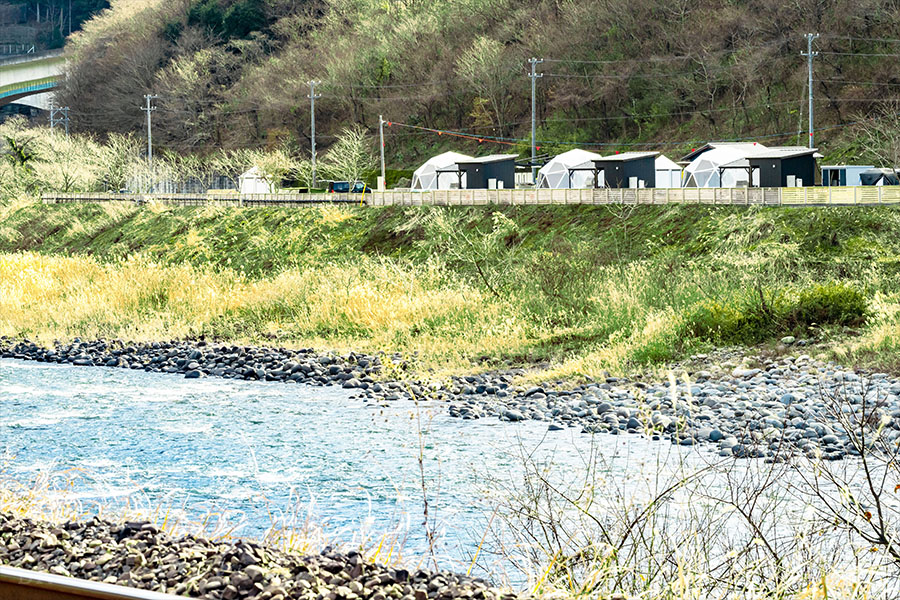 水風呂はすぐそばを流れる清流で